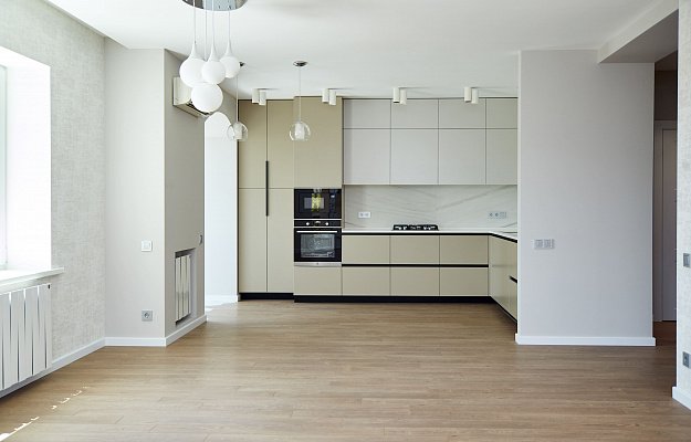 Кухонный фартук в спокойной цветовой гамме — классический вариант для светлой, просторной кухни