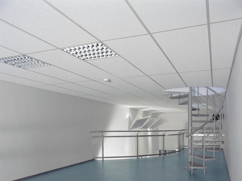 Подвесной потолок Armstrong в офисе, в обычных условиях эксплуатации