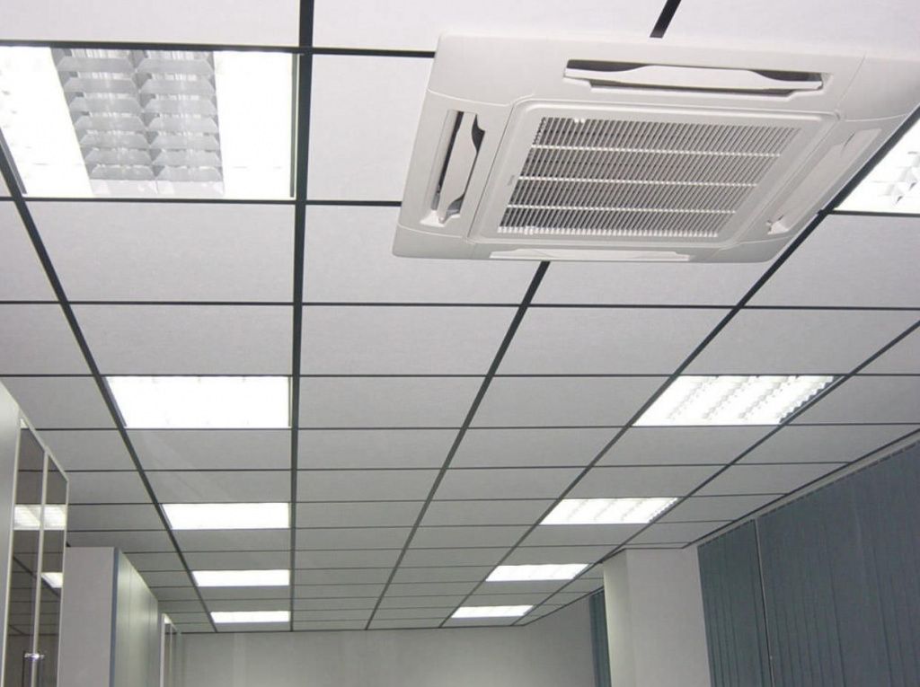 Подвесной белый гладкий потолок Армстронг с подсветкой и вентиляционными решетками