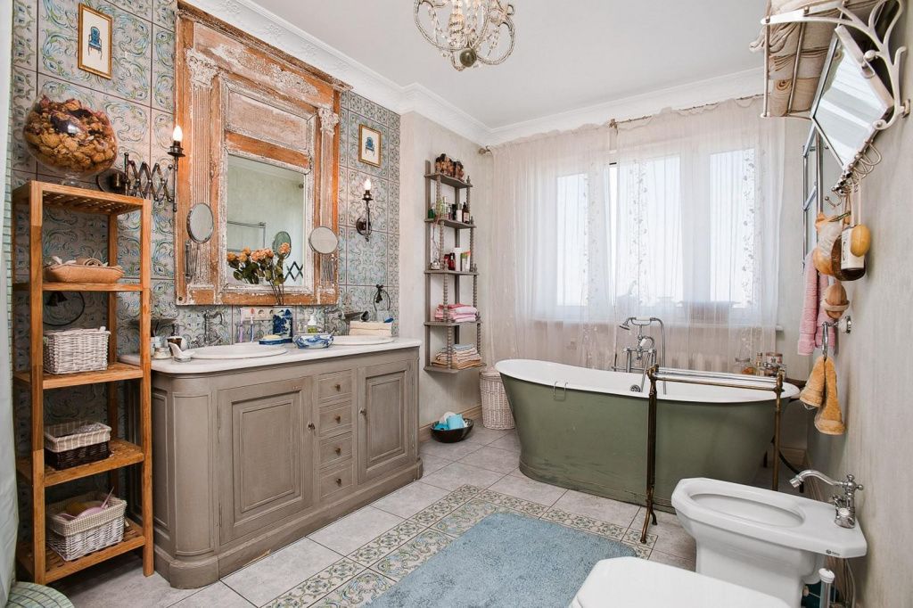 Дизайн ванной комнаты совмещенной с туалетом в стиле эклектика с элементами кантри, шэбби-шика, минимализма