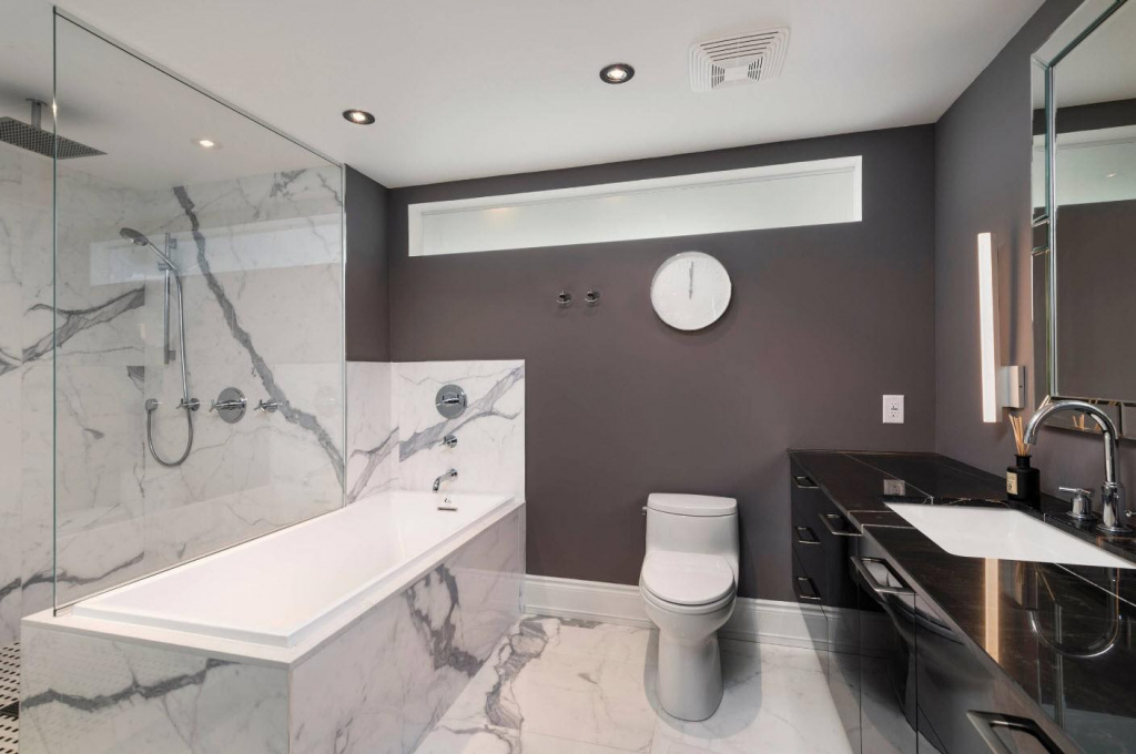 Дизайн ванной комнаты с туалетом в современном стиле в бело-серой гамме