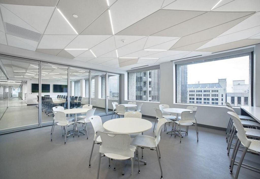 Функциональные подвесные потолки типа Армстронг с повышенной стойкостью к влаге, белого цвета