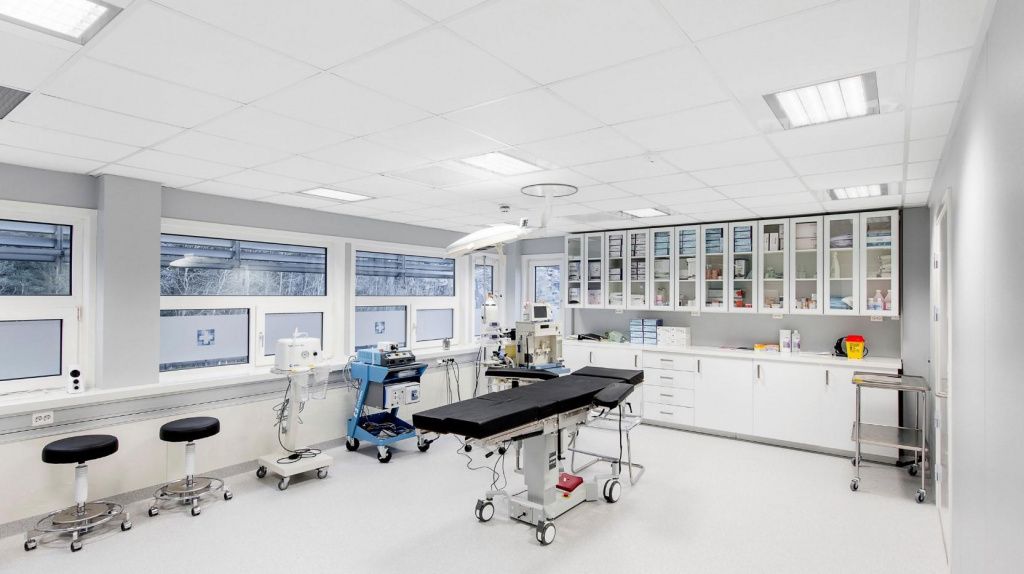Потолки типа Armstrong для помещения медицинского назначения – клиники, кабинета для процедур