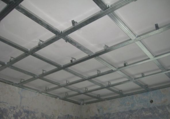  Монтаж потолка из гипсокартона выполняется на подготовленное основание с каркасом для фиксации листов