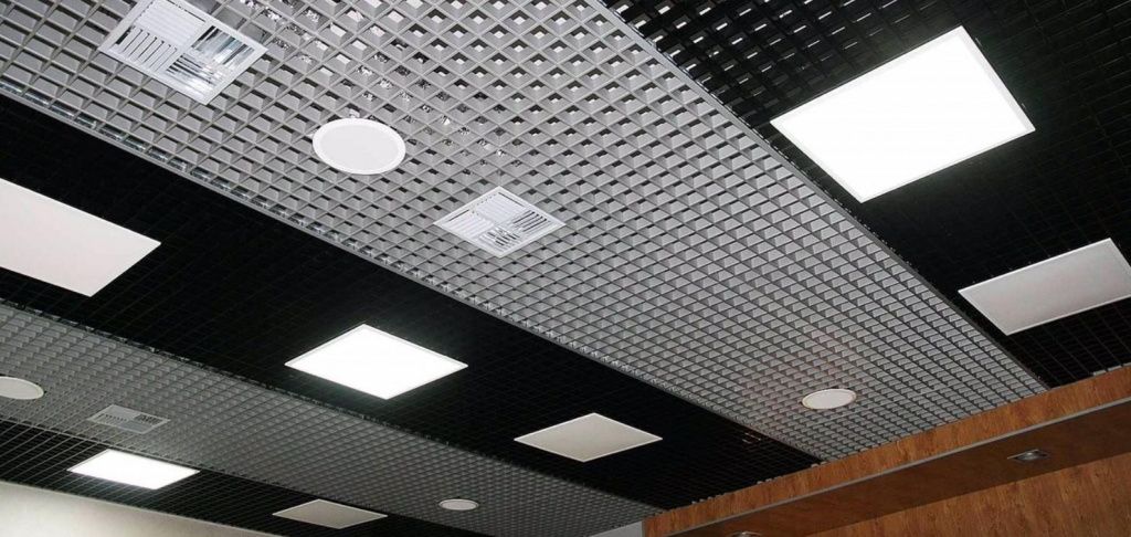 Потолок Армстронг в офисе с растровыми светильниками