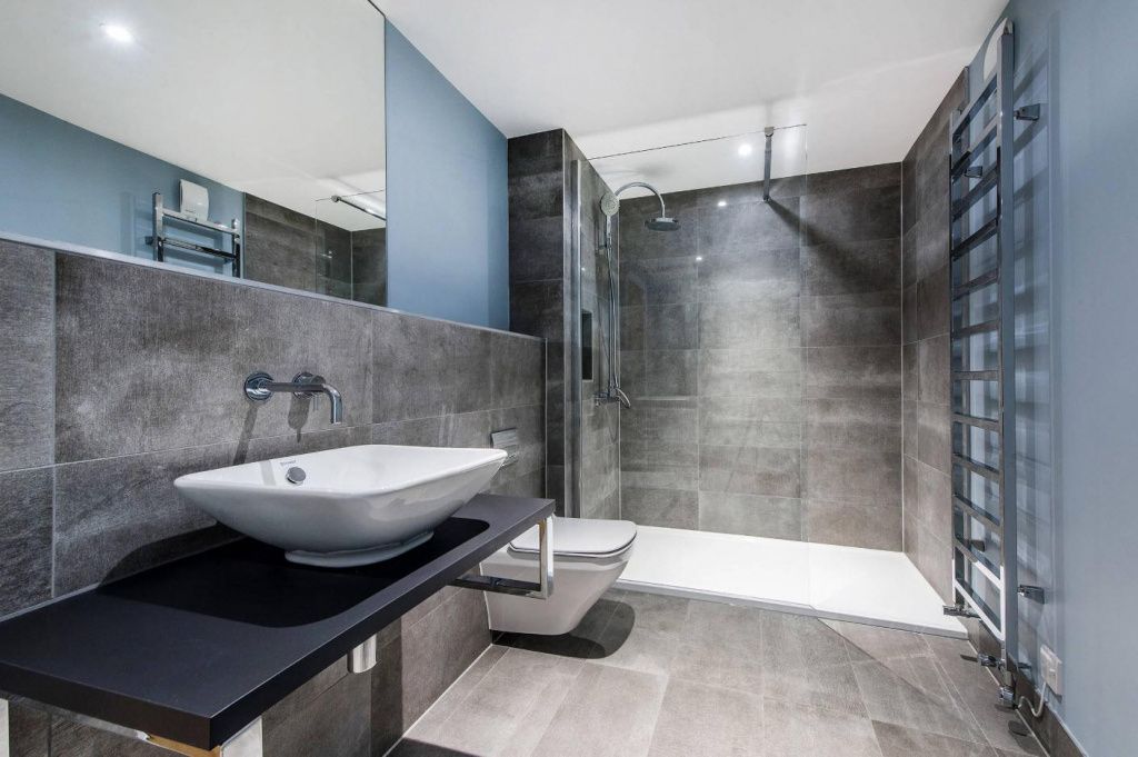 Дизайн ванной комнаты совмещенной с туалетом в современном стиле в нейтральных красках