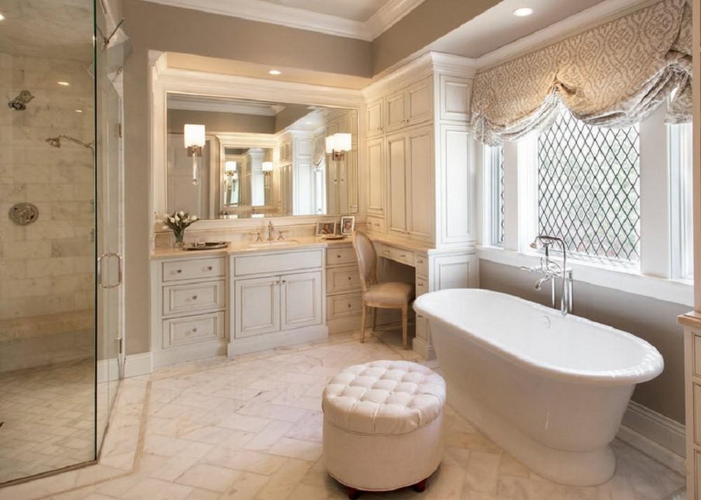 Дизайн ванны с туалетом со стеклянной душевой кабиной, отдельно стоящей ванной, в стиле классика